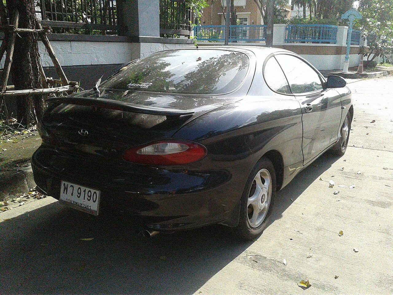 1997–2008 Hyundai Tiburon — representative vehicle photograph (1996-1997 Hyundai Tiburon (RD) FX Coupé (2018-11-11) 02)
