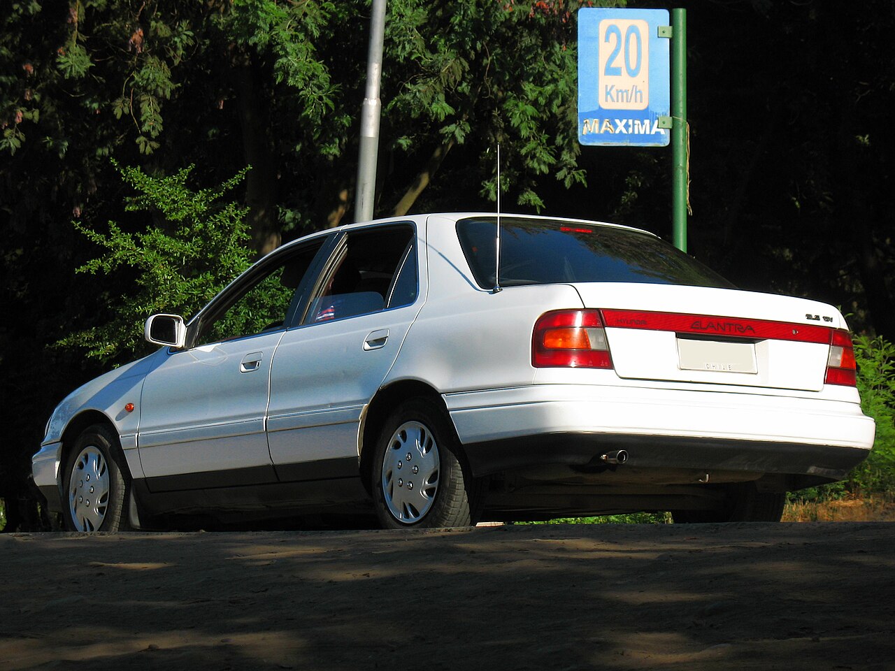1992–2006 Hyundai Elantra — representative vehicle photograph (Hyundai Elantra 1.6 GLS 1992 (12510657863))