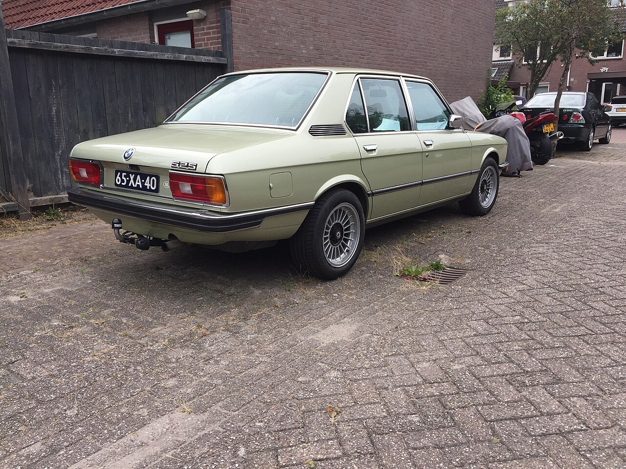 Representative BMW 5 Series body; BMW 525, 65-XA-40 (51331976173).jpg