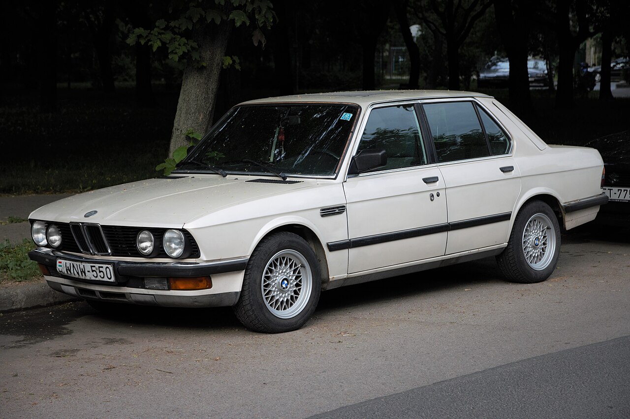 Representative BMW 5 Series body; E28 VL de spec.jpg