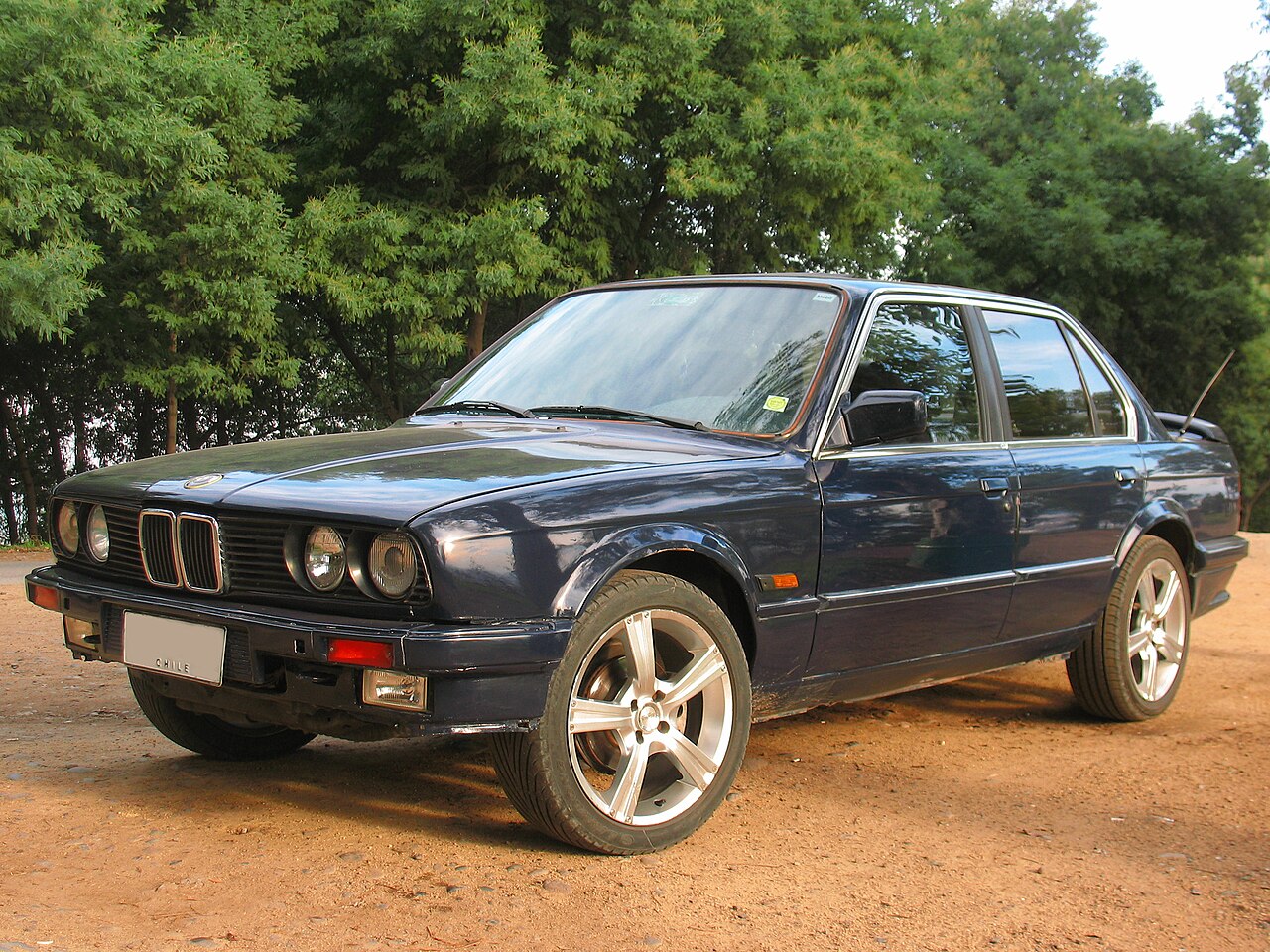 Representative BMW 3 Series body; BMW 325i 1987 (8981942268).jpg
