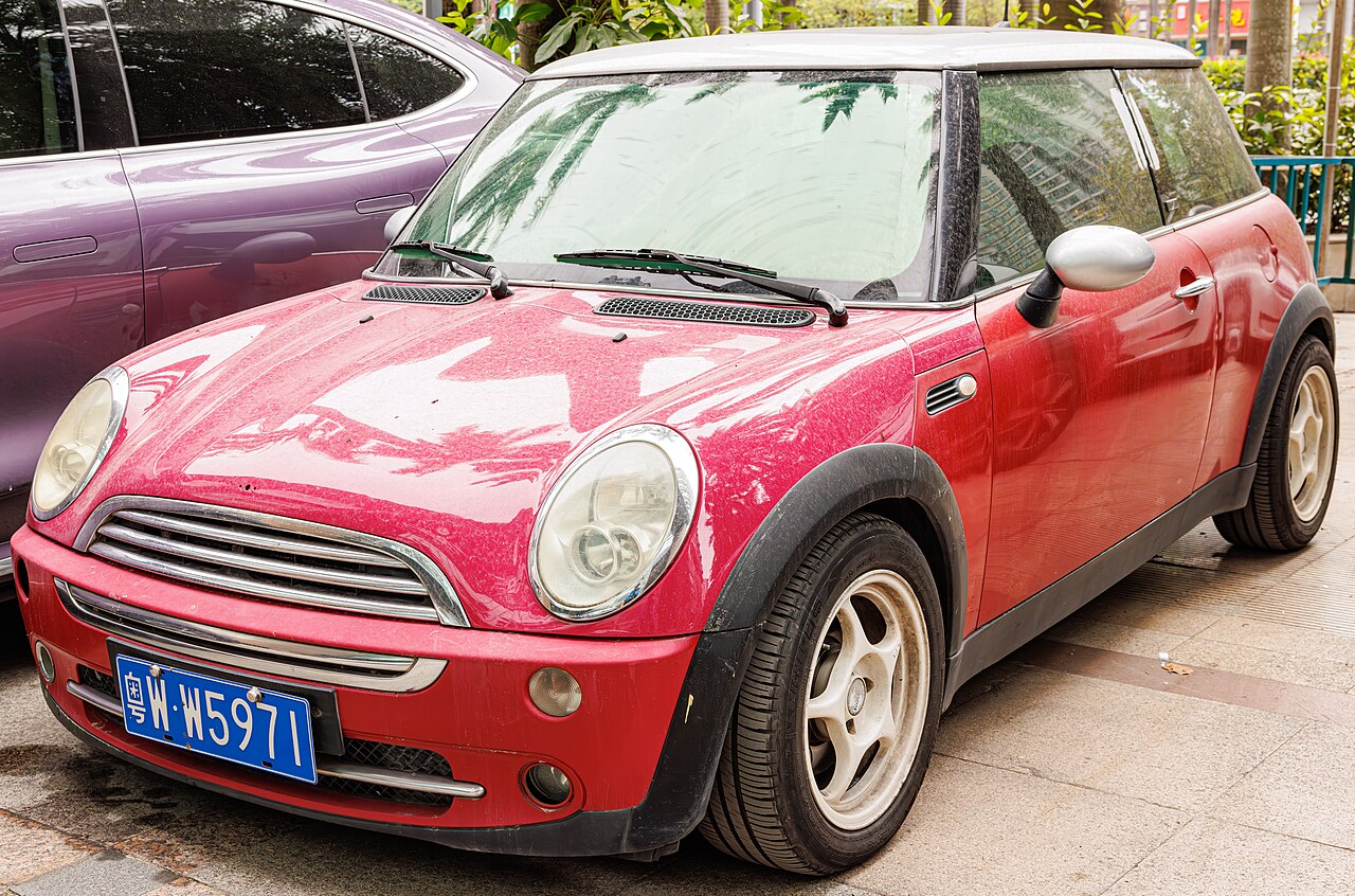 Representative MINI Cooper Hardtop body; MINI COOPER (R50) China.jpg