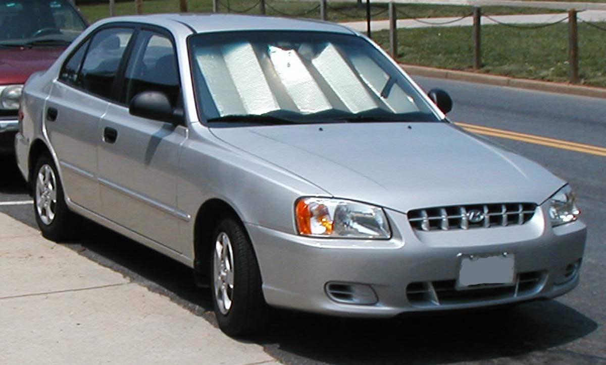 2000–2002 Hyundai Accent sedan — representative vehicle within the 1995–2006 reference range