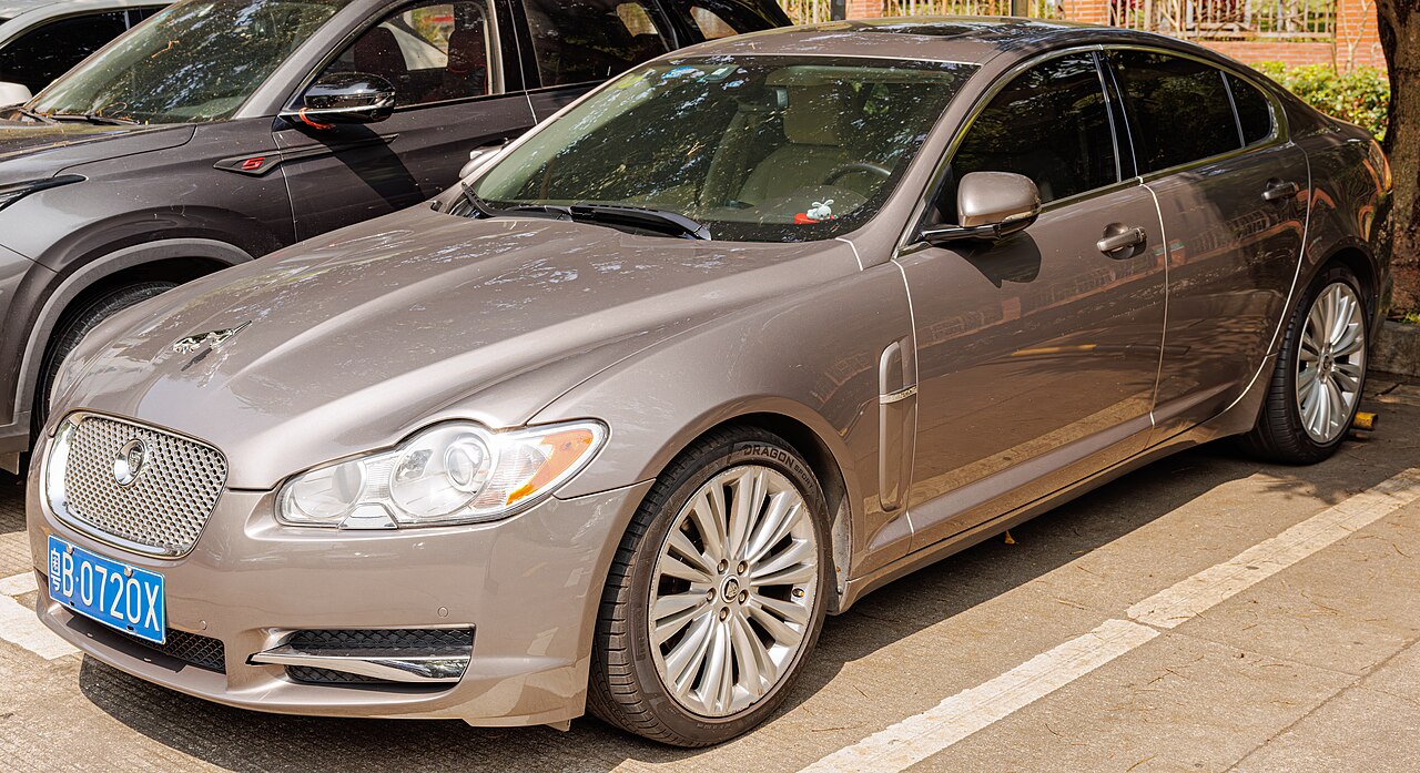 Jaguar XF X250 — first-generation body example