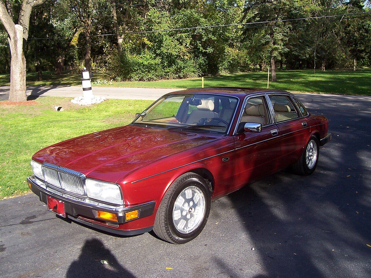 Jaguar XJ40 — representative body; confirm the installed keyway
