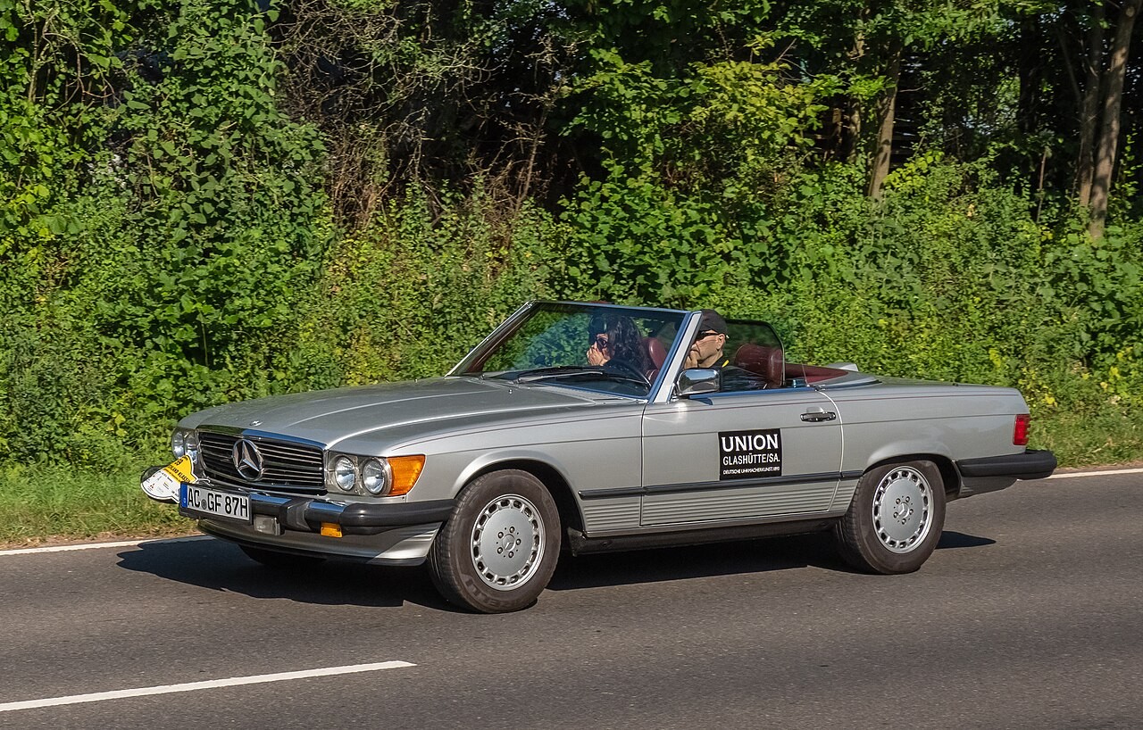 Mercedes-Benz 560 SL R107 — late-generation body example