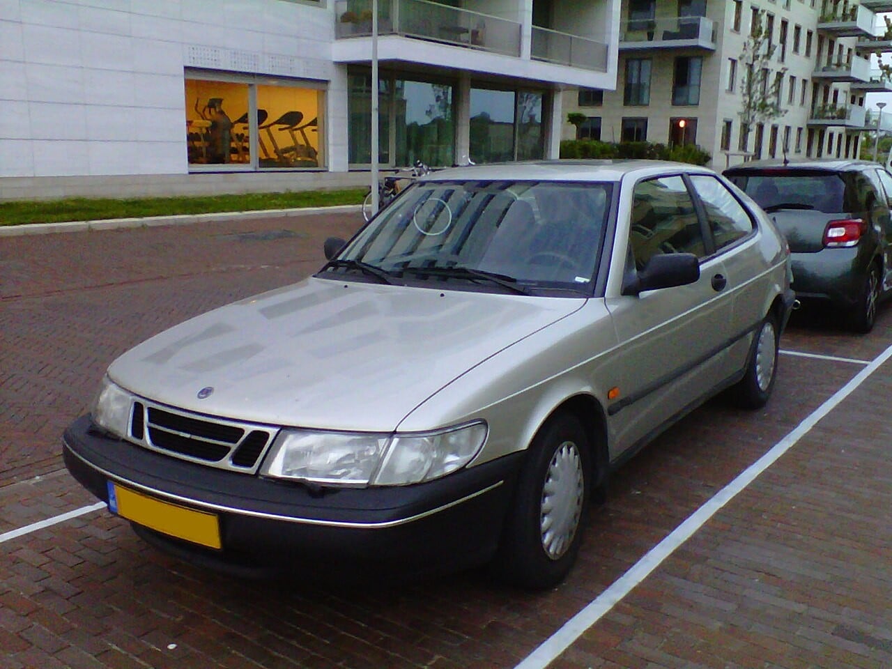 Front of a 1995 Saab 900 New Generation 900i — representative body; installed locks and market require verification