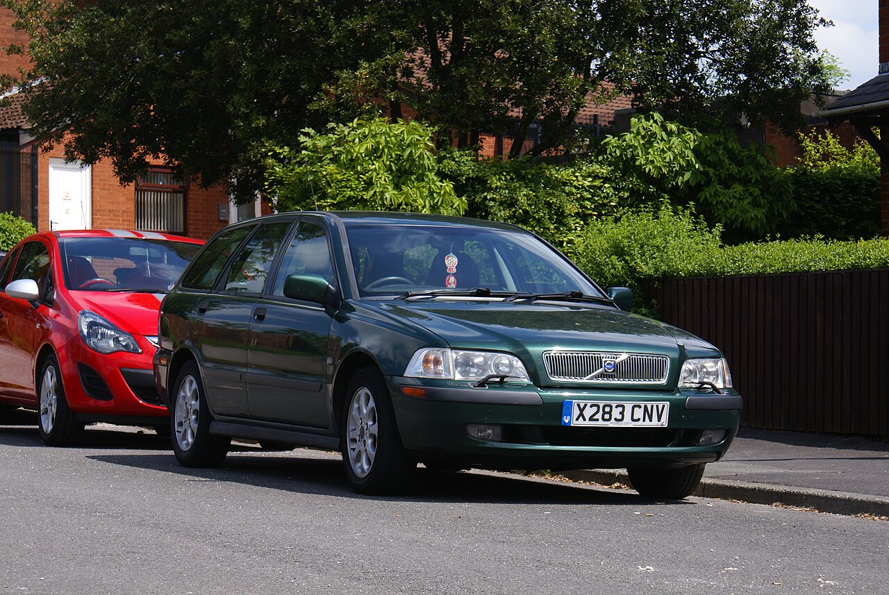 Volvo V40 — representative body for 2000–2004