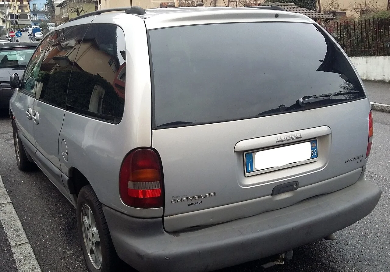 1996–2000 Chrysler Voyager — representative vehicle photograph