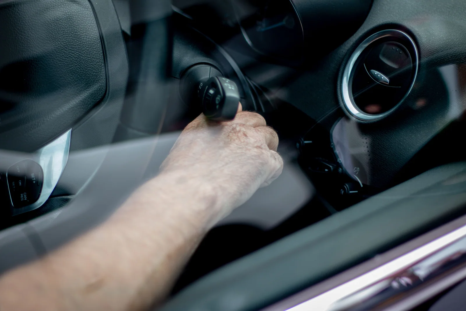Key turning in a vehicle ignition lock cylinder