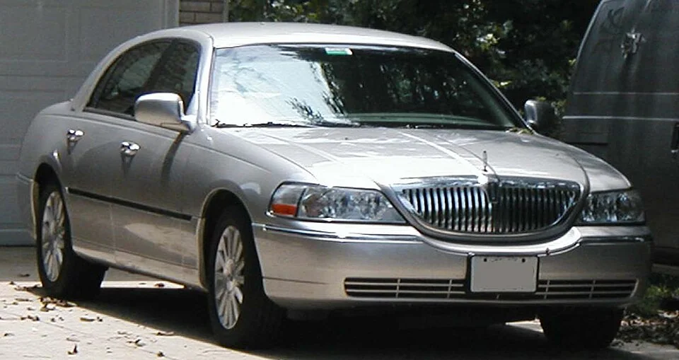 2003–2006 Lincoln Town Car — representative vehicle photograph