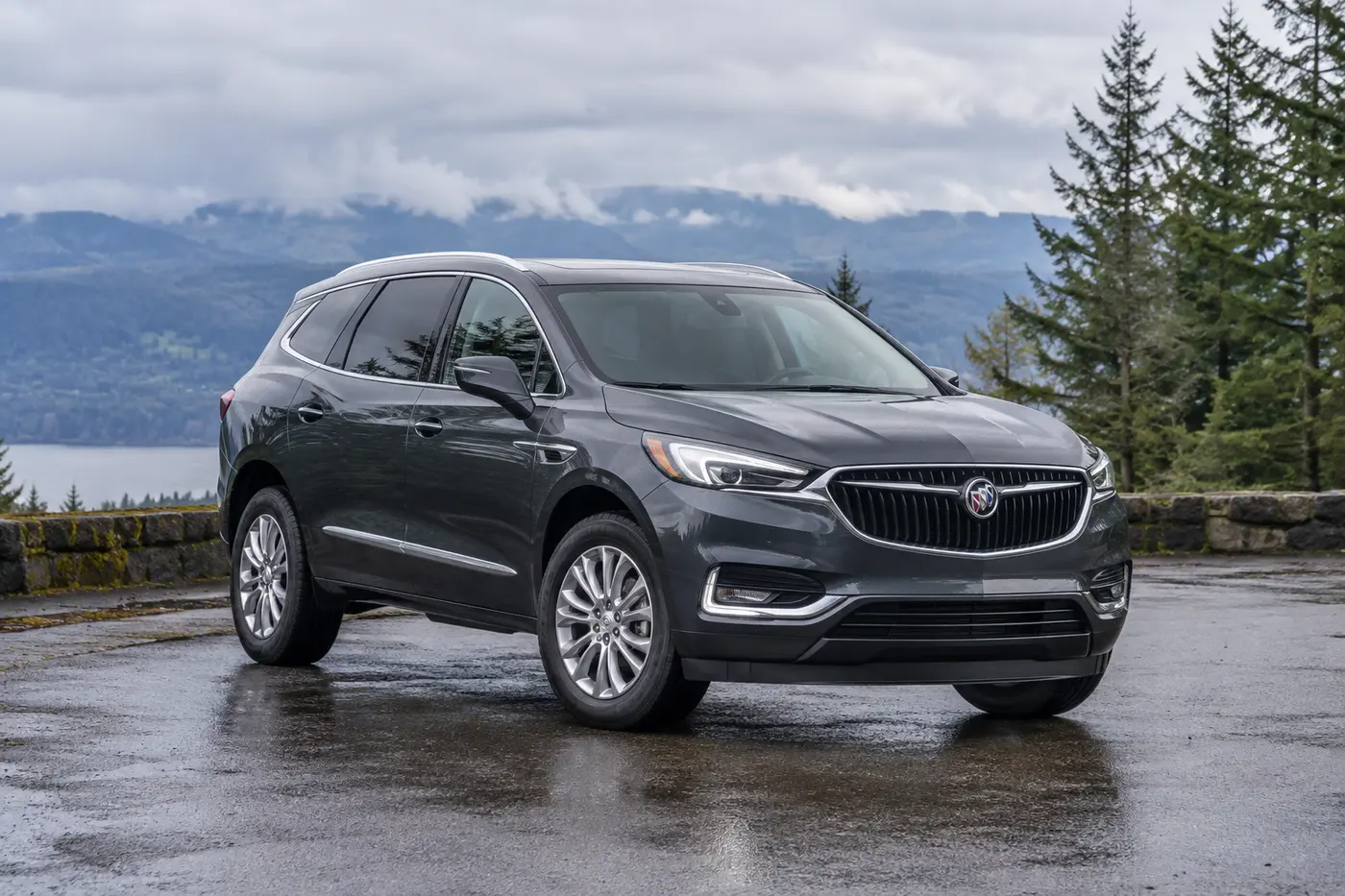 One 2018-2021 Buick Enclave representative of this body-style range
