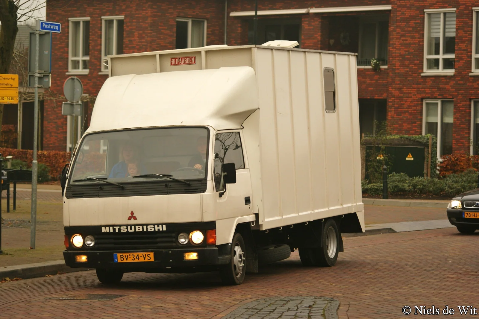 1985–1993 Mitsubishi Fuso — representative vehicle generation; 1987 European Canter FB 433 box-truck example, fifth-generation cab; Fuso series, market cab details and equipment vary