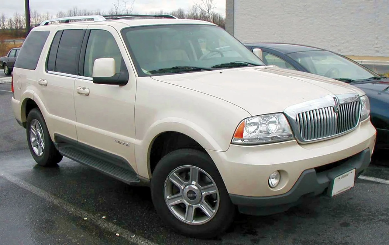 2003–2005 Lincoln Aviator — representative vehicle photograph