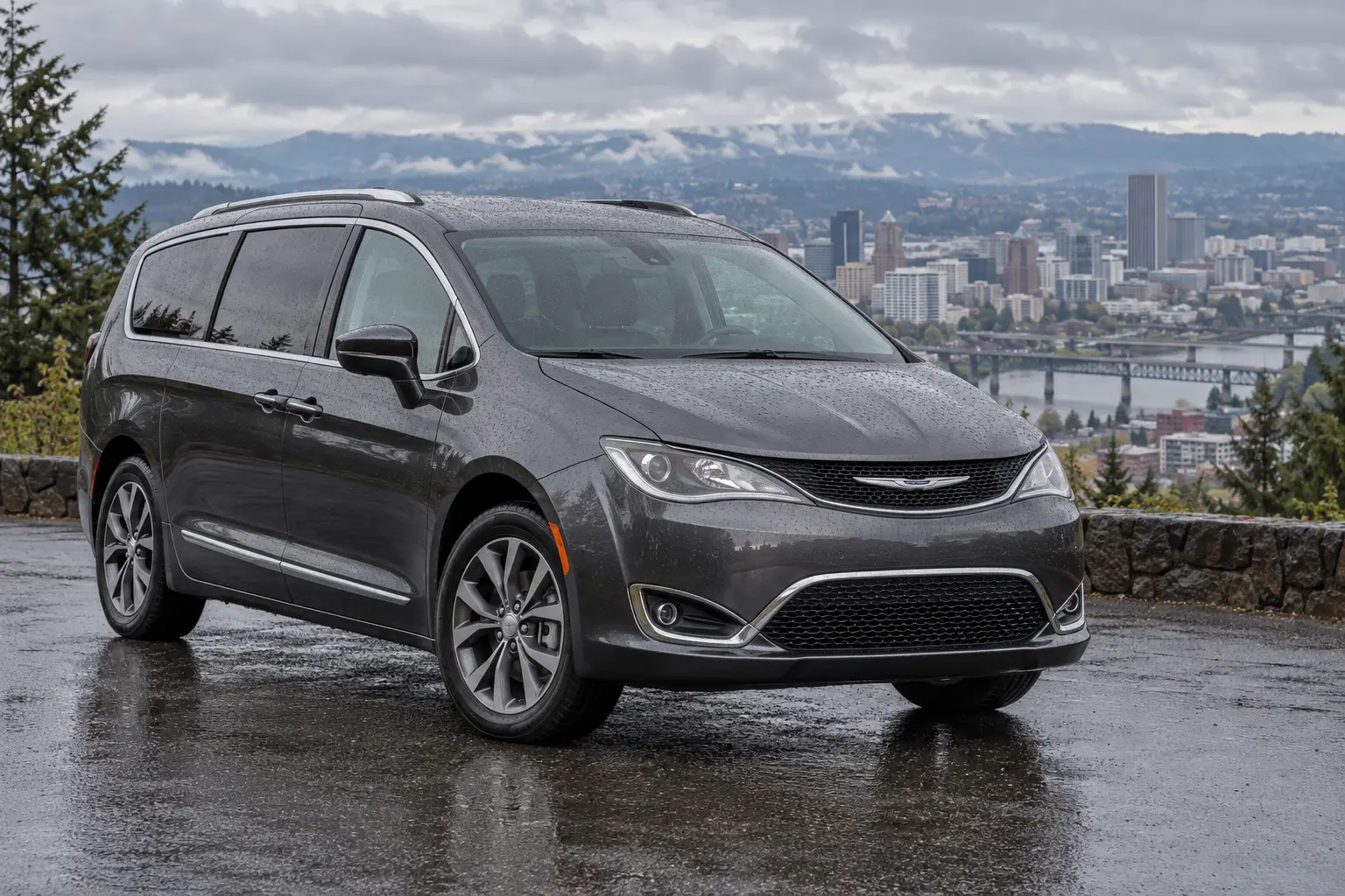One 2017-2021 Chrysler Pacifica representative of this body-style range