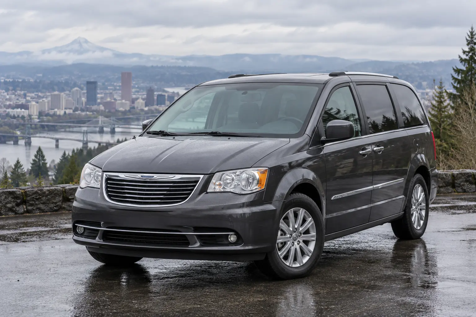 One 2008-2016 Chrysler Town & Country representative of this body-style range