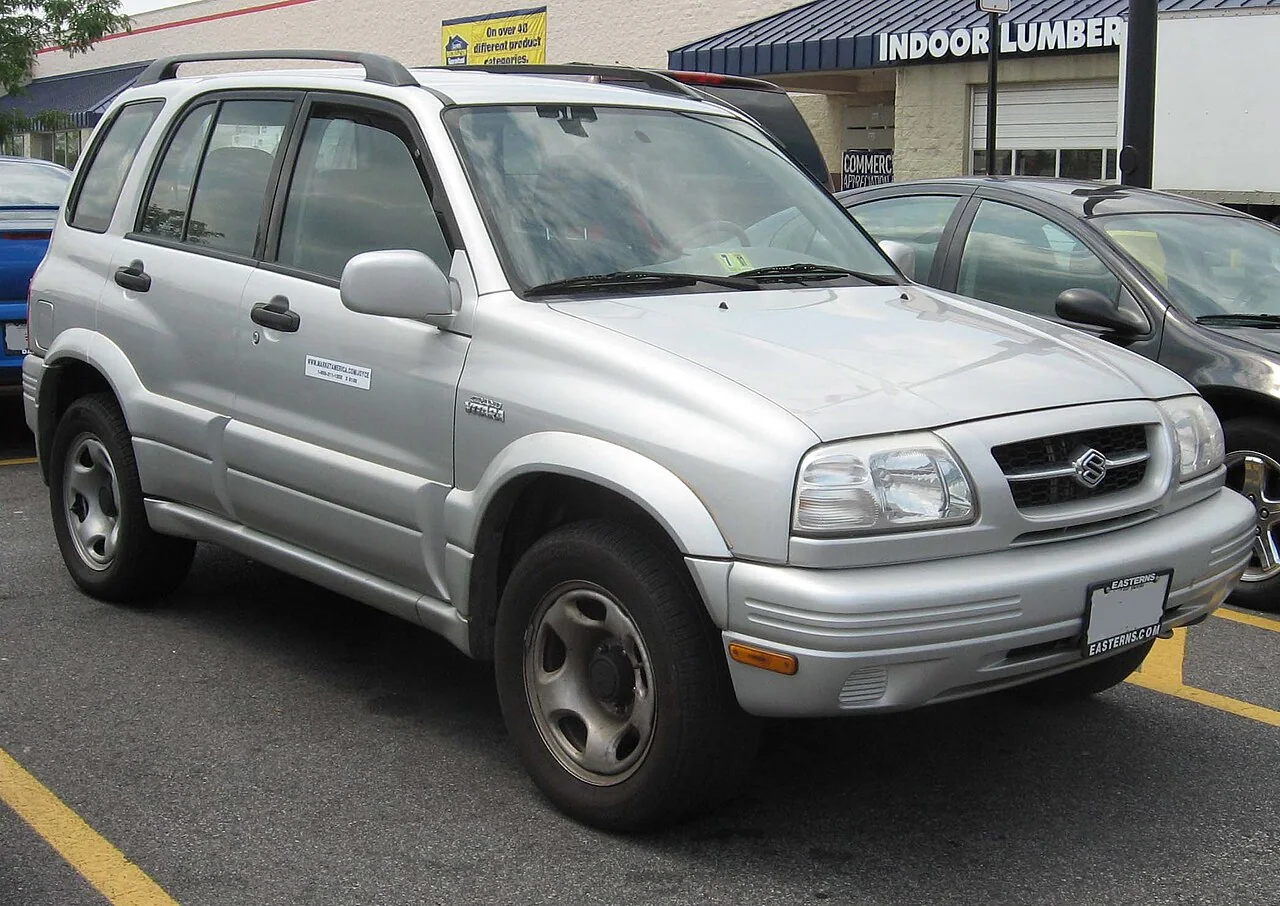 1999–2000 Suzuki Grand Vitara — representative vehicle generation; original grille and bumper