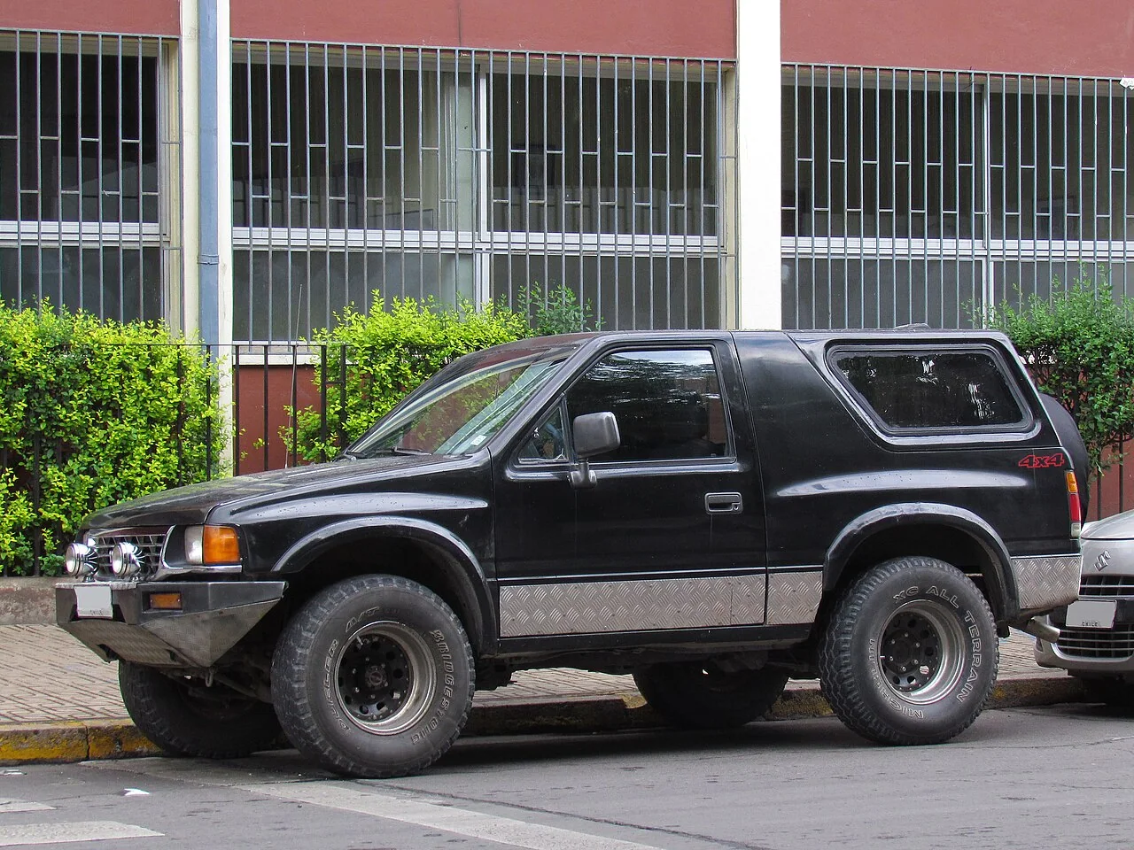 1989–1992 Isuzu Amigo — representative vehicle generation; 1990 example photographed in Chile; aftermarket wheels, bumpers and hardtop shown