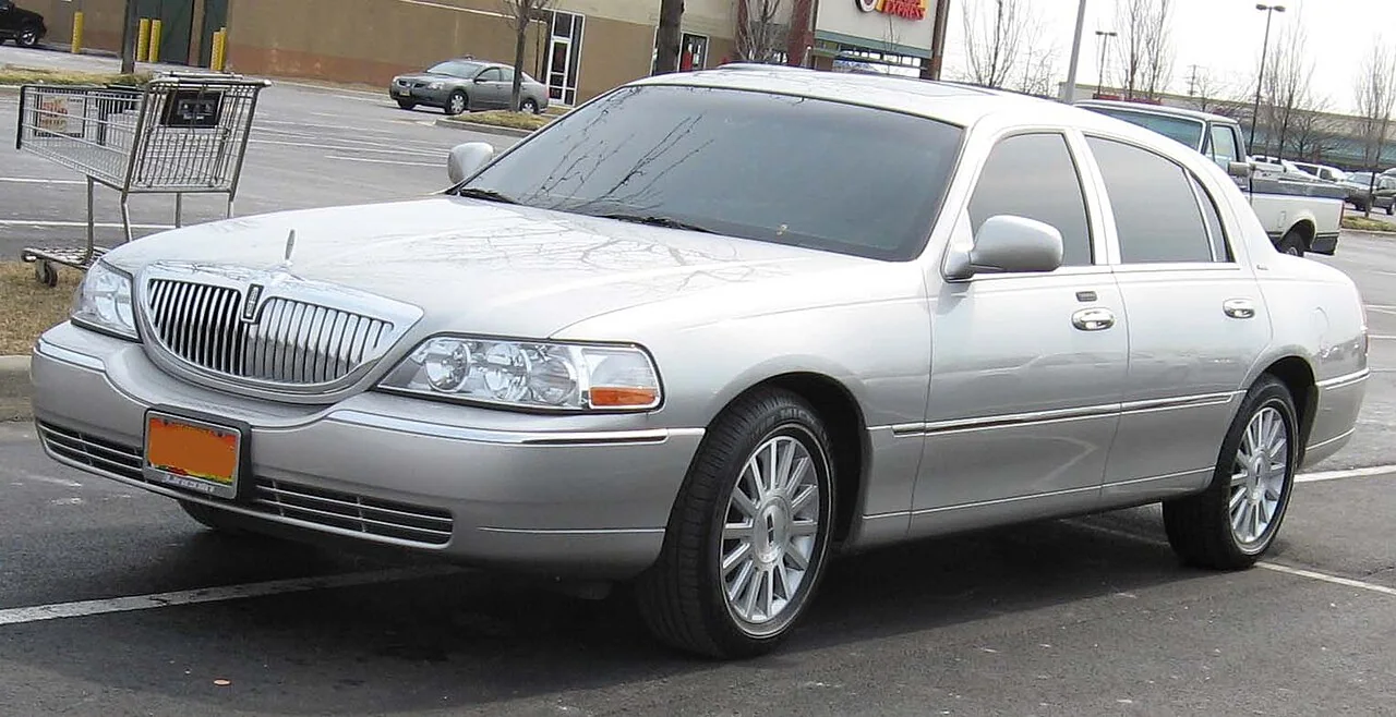 2003–2007 Lincoln Town Car — representative vehicle photograph